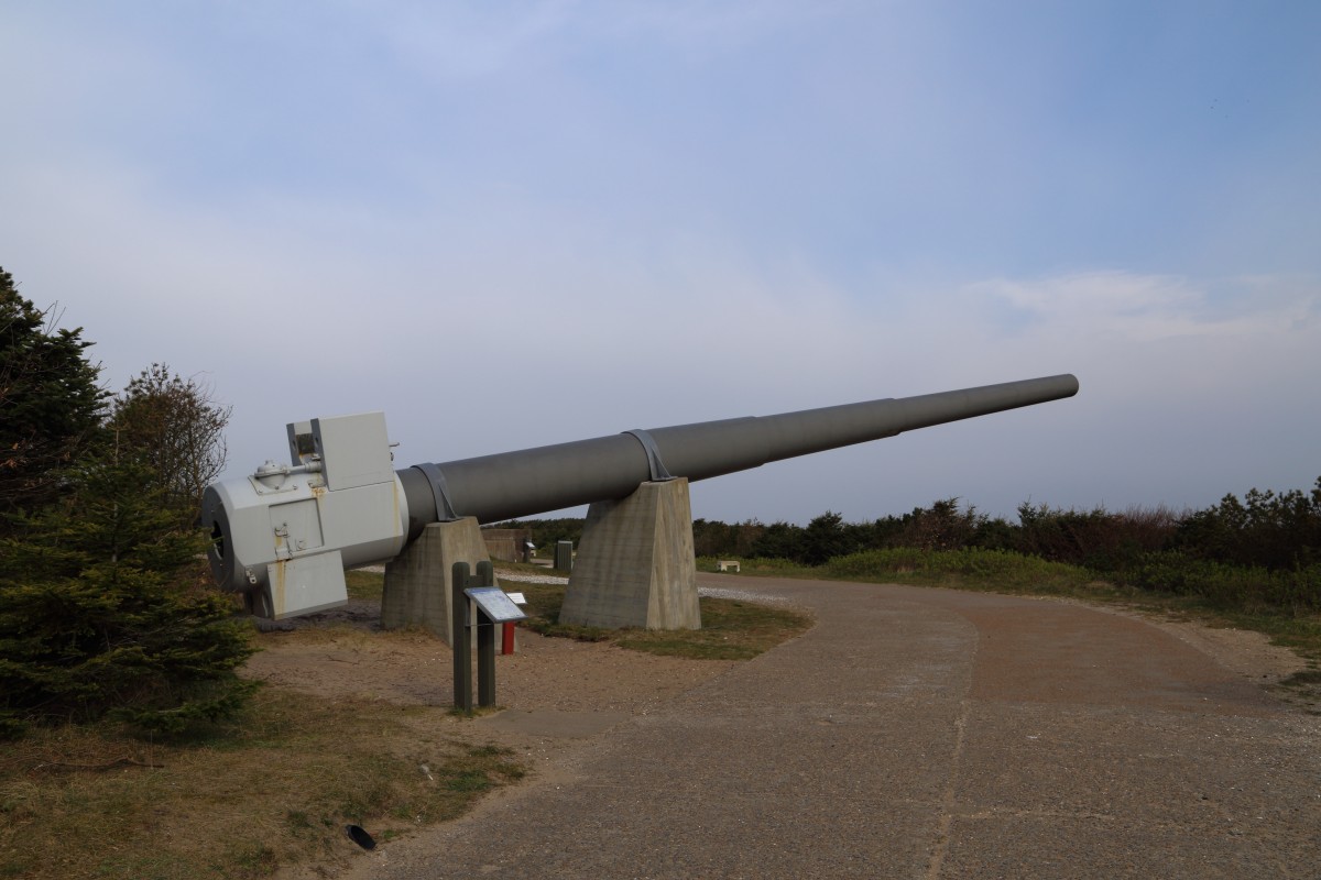 Dieses gewaltige Kanonenrohr gehrte zu einem 38cm-Schiffsgeschtz, welches einst Bestandteil der Geschtzstellung der ehemaligen Festung Hanstholm war, die zu Zeiten des II.Weltkrieges zur berwachung des Skagerrags eingerichtet wurde und zum deutschen Atlantikwall gehrte. Heute ist sie ein Exponat der Ausstellung des Museumscenters Hanstholm.