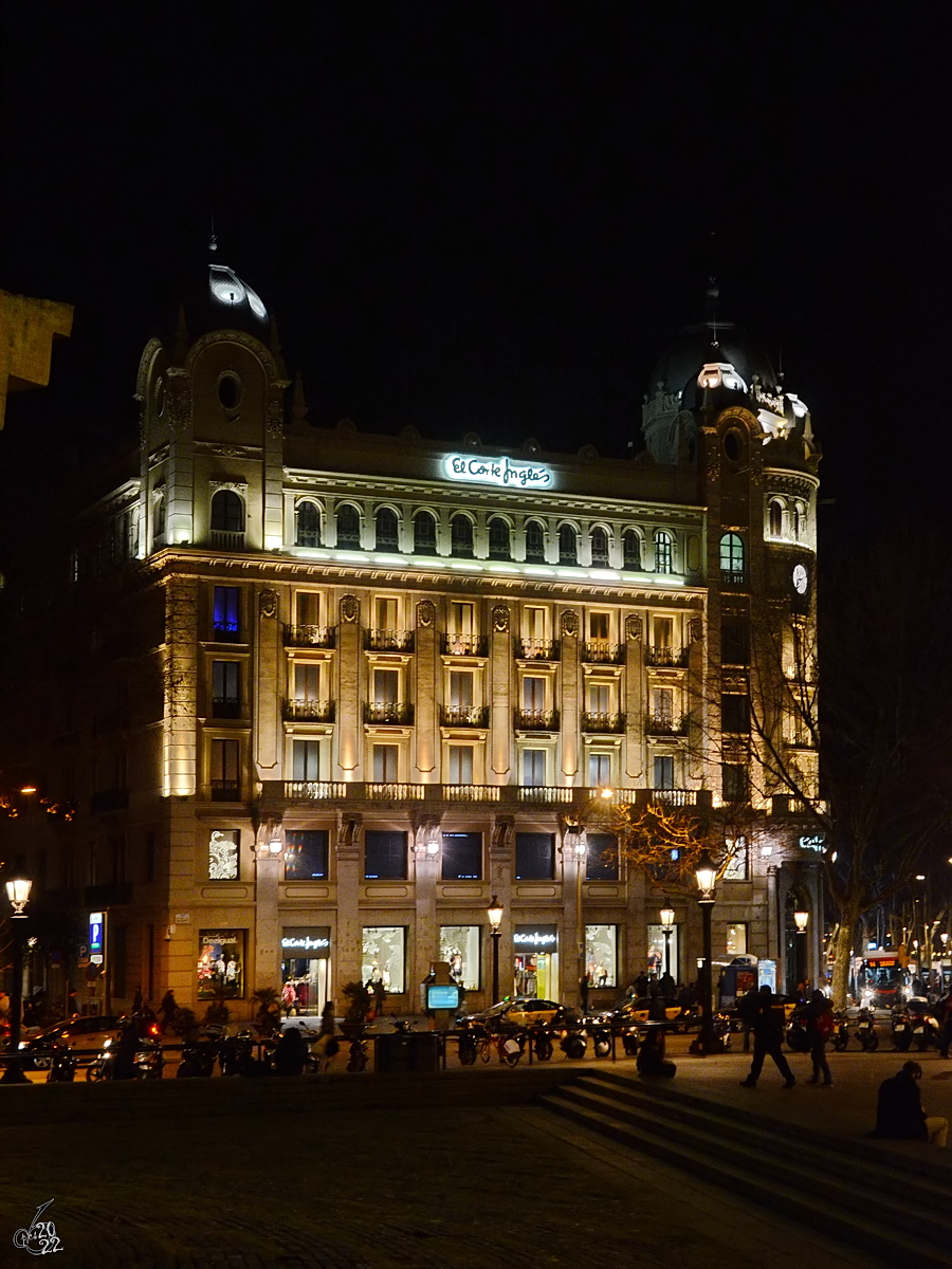 Dieses historische Gebäude der großen spanischen Warenhauskette  El Corte Ingles  befindet sich im Zentrum von Barcelona. (Februar 2012)