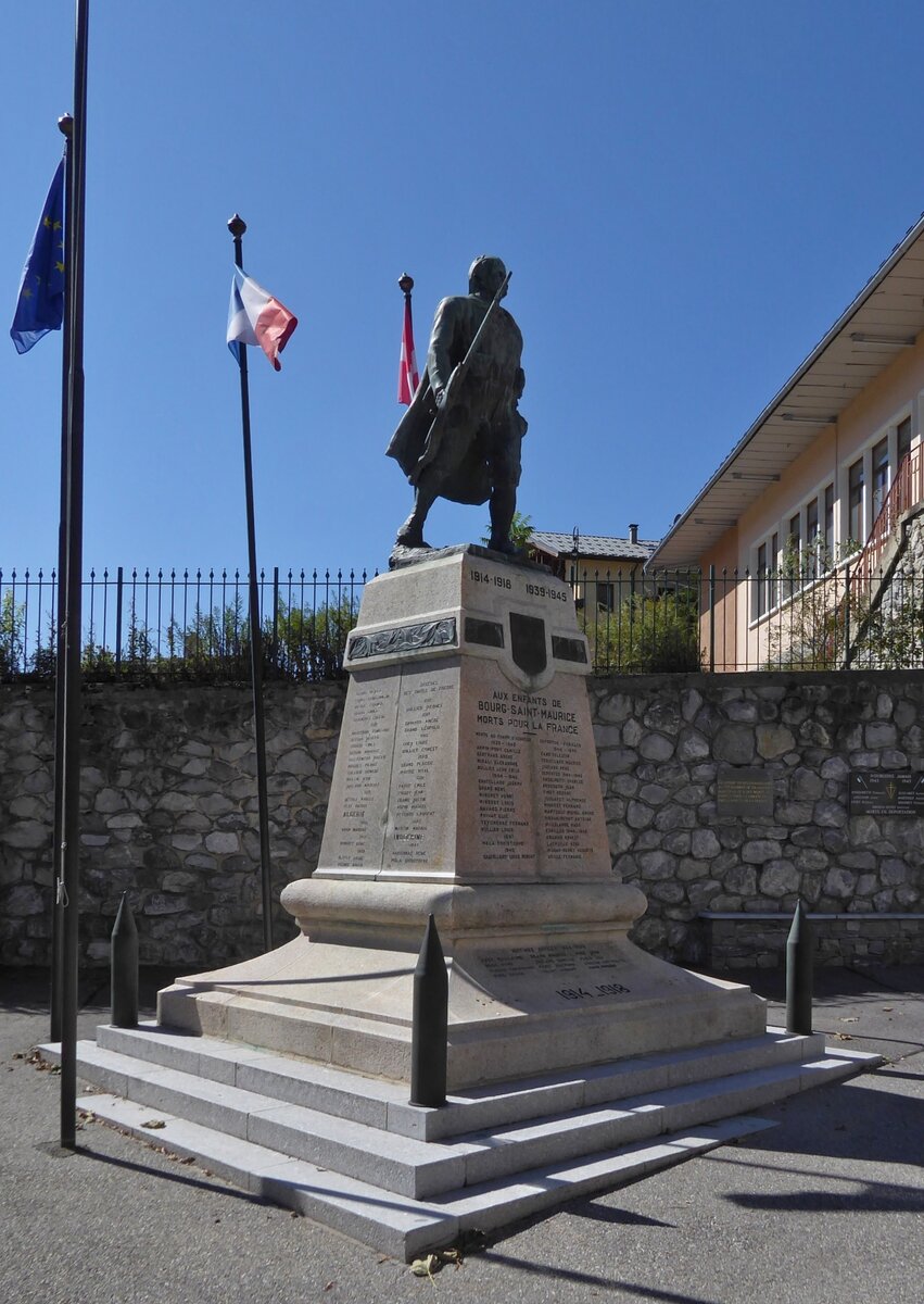Dieses Kriegsdenkmal erinnert an die Gefallenen Personen aus den beiden Weltkriegen in Bourg St. Maurice. 09.2022