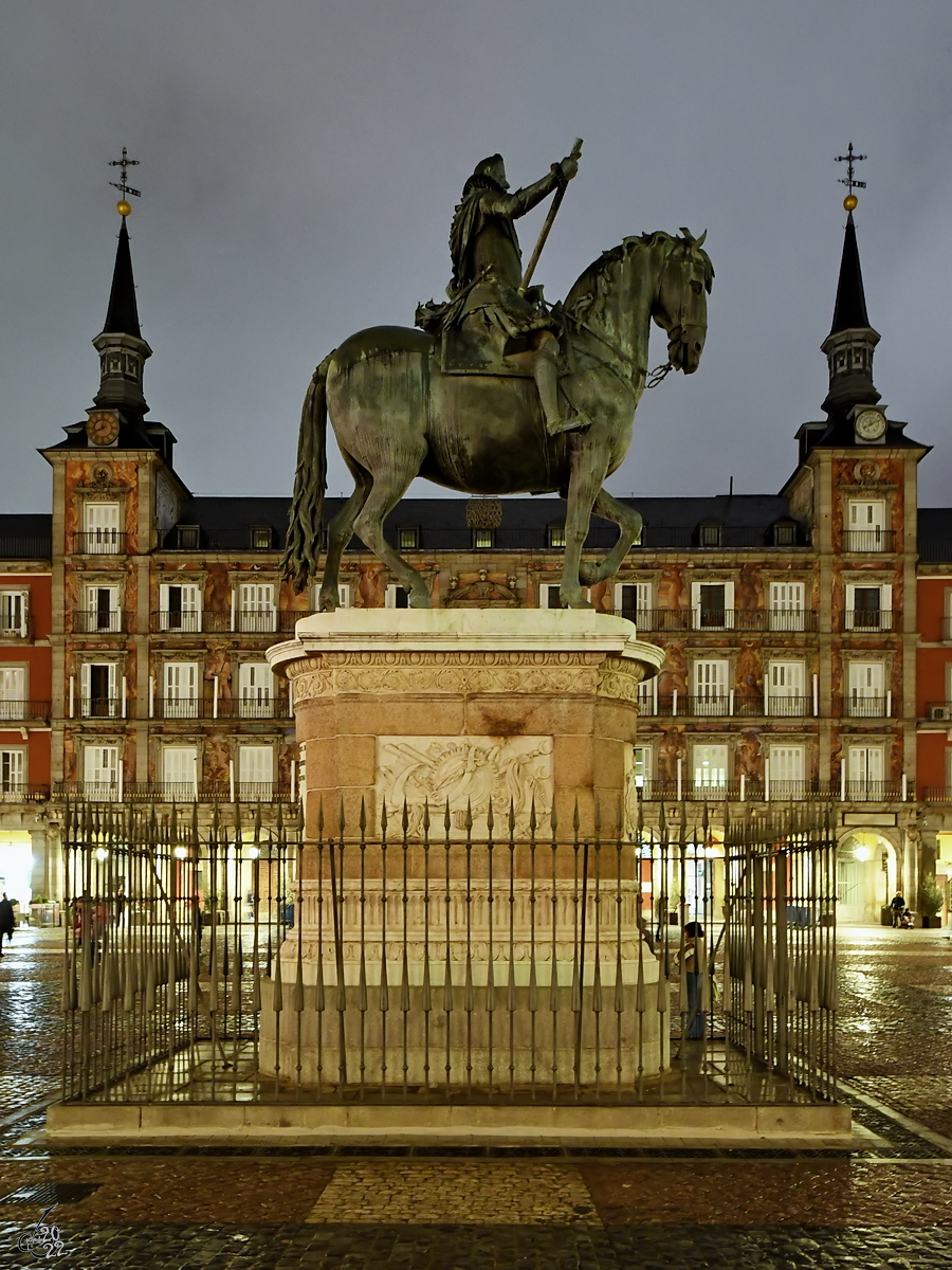 Dieses Reiterstandbild von Knig Felipe III von Spanien befindet sich auf der Plaza Mayor von Madrid. (November 2022)