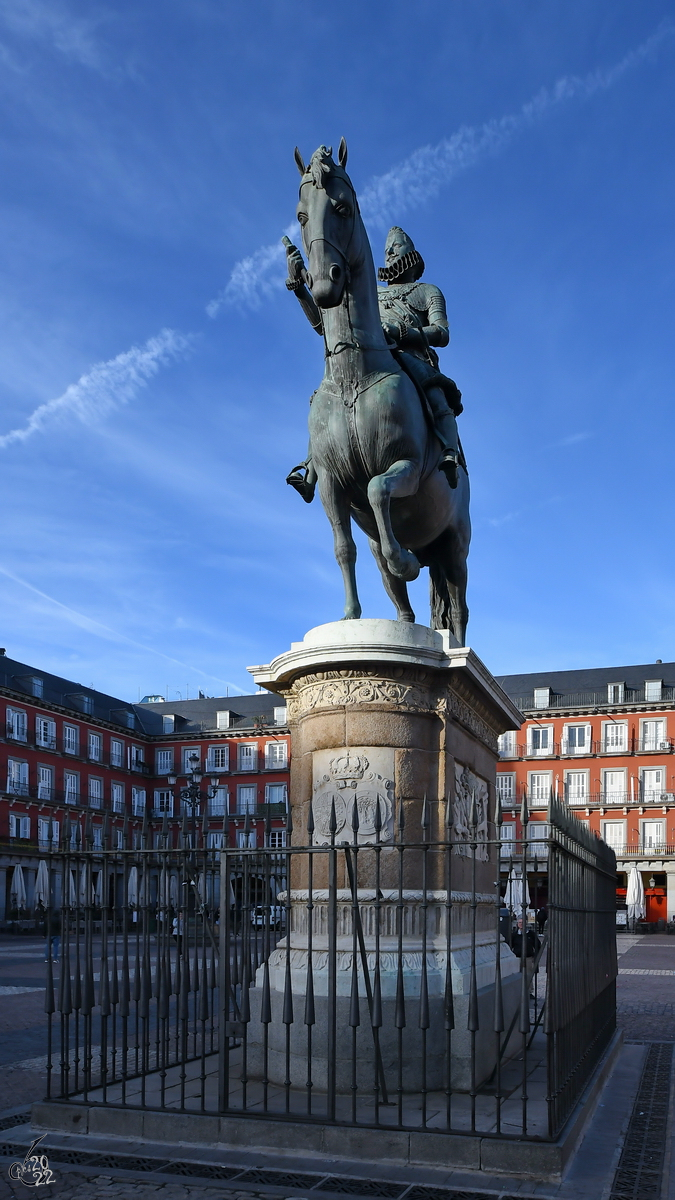 Dieses Reiterstandbild von Knig Felipe III von Spanien befindet sich auf der Plaza Mayor von Madrid. (November 2022)