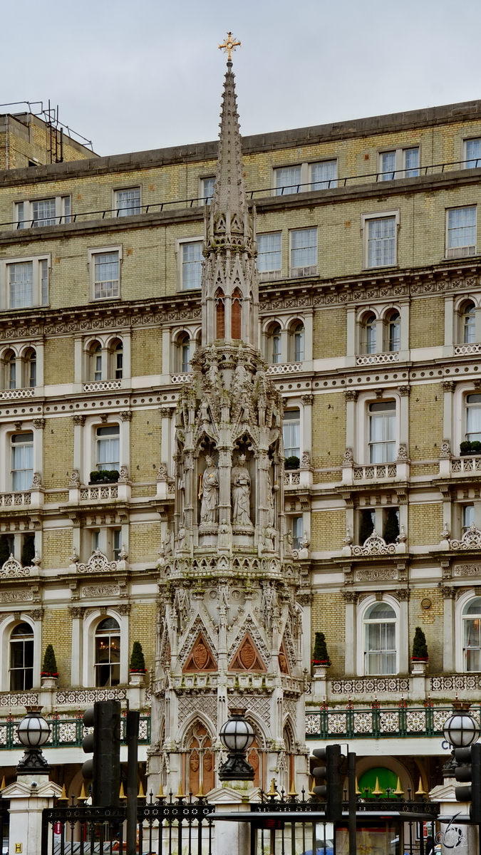 Dieses im Stil der englische Gotik gestaltete Eleanor-Kreuz ist eines von zwlf Gedenkkreuzen, die in England nach 1290 zwischen Lincoln und London aufgestellt wurden. (London, Februar 2015)