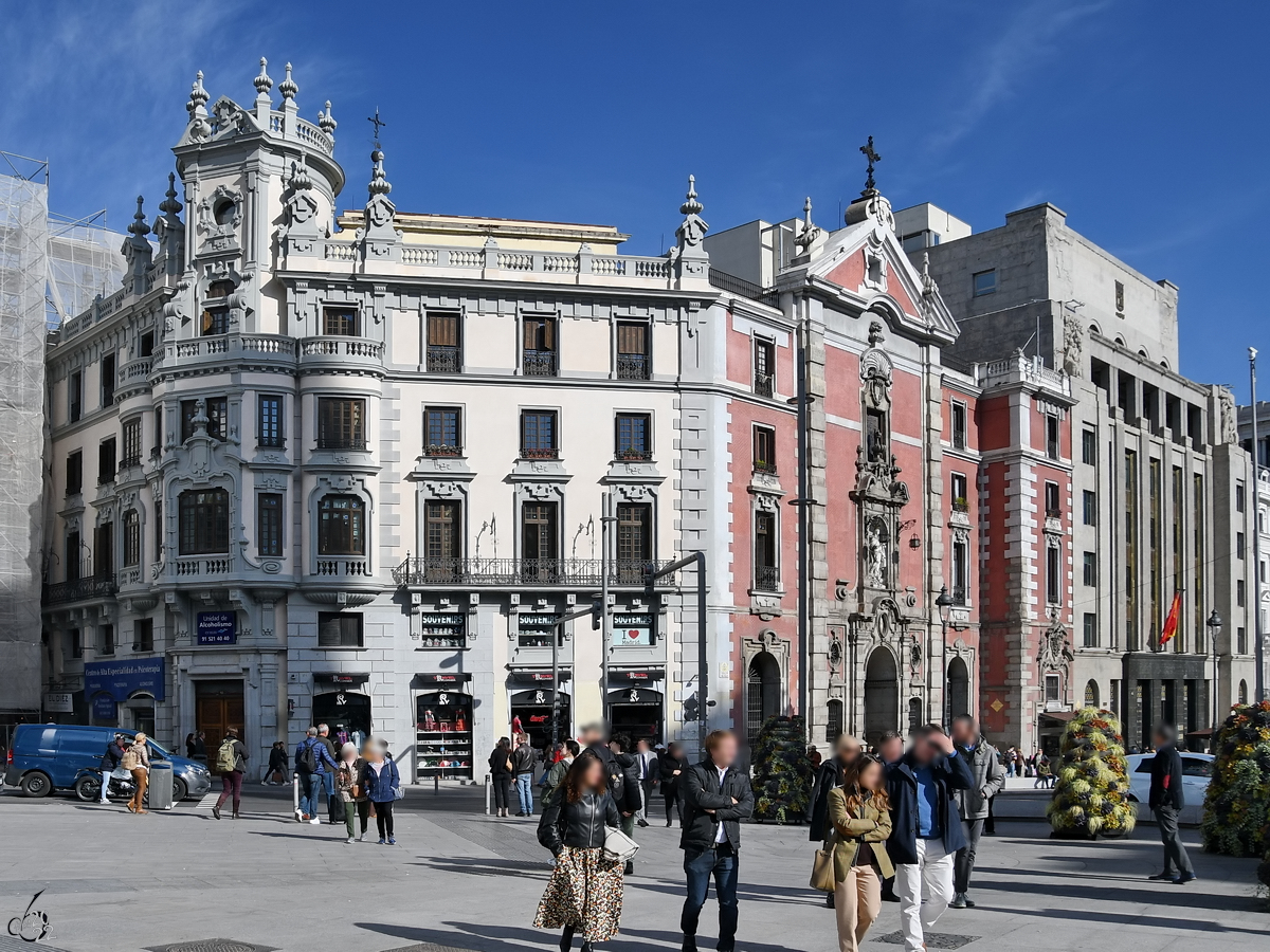 Dieses Suchtbehandlungszentrum (Unidad de Alcoholismo) befindet sich in einem historischem Gebude im Zentrum von Madrid, direkt daneben die Mitte des 18. Jahrhunderts erbaute barocke Kirche Sankt Joseph (Iglesia de San Jos). (Madrid, November 2022)