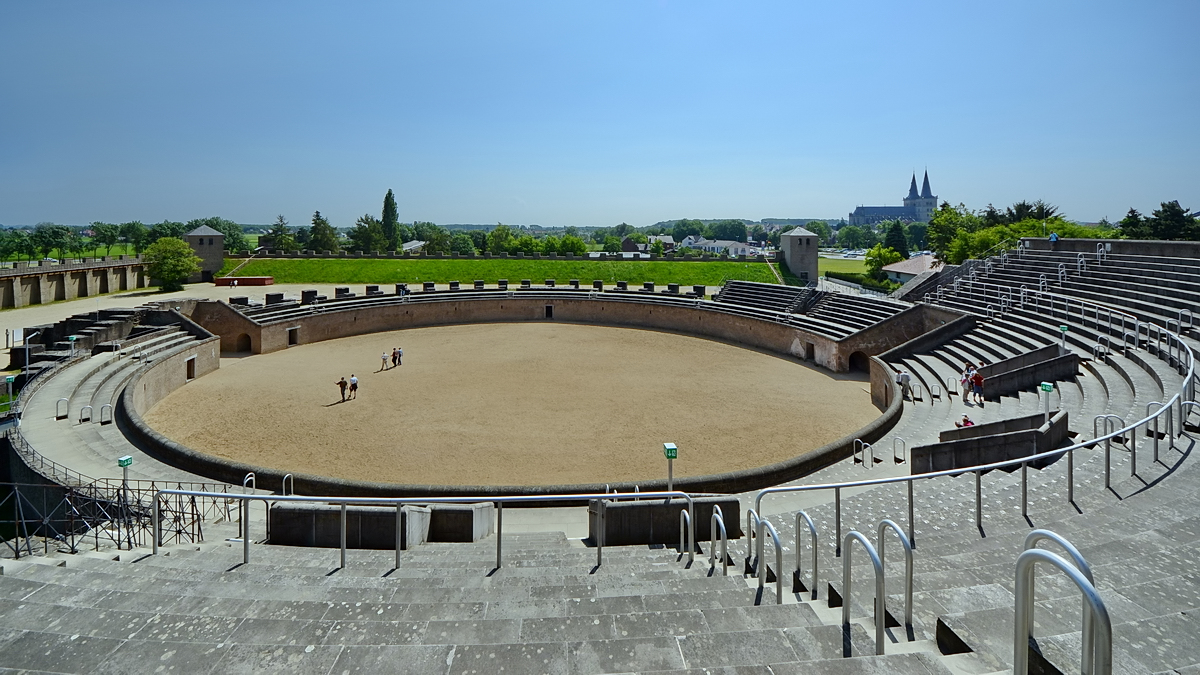 Dieses teilweise rekonstruierte Amphitheater der Colonia Ulpia Traiana kann in Xanten besichtigt werden. (Mai 2011)