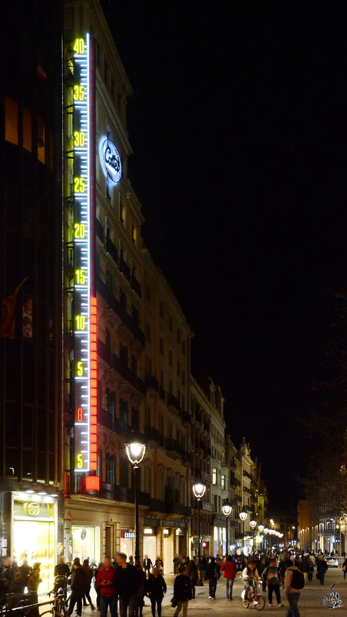 Dieses bergroe Wandthermometer ist in der Fugngerzone Portal de l'ngel in Barcelona zu finden. (Februar 2012)