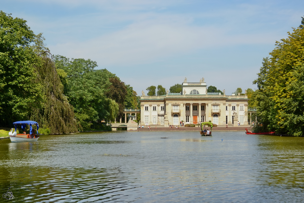 Dieses im Volksmund Palast auf dem Wasser genannte Schloss wurde im 17. Jahrhundert errichtet. Im Bild die Sdfassade des Łazienki-Palastes. (Warschau, August 2015)