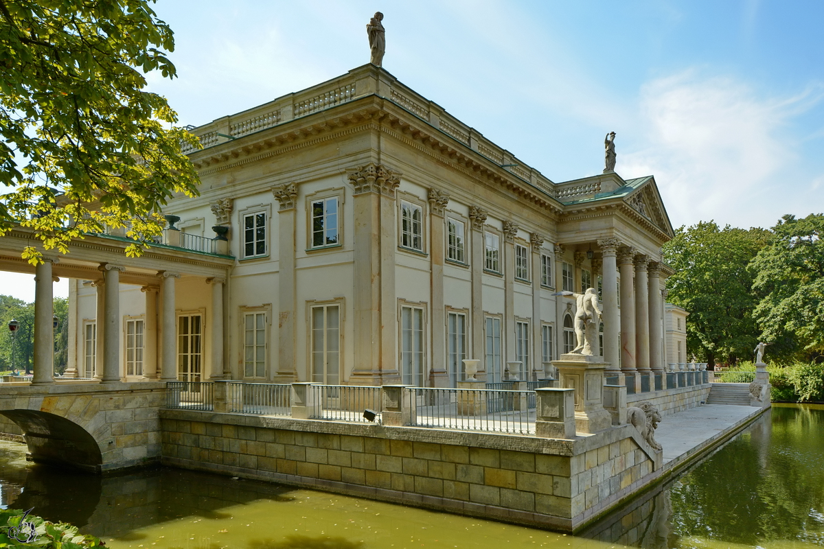 Dieses im Volksmund Palast auf dem Wasser genannte Schloss wurde im 17. Jahrhundert errichtet. (Warschau, August 2015)
