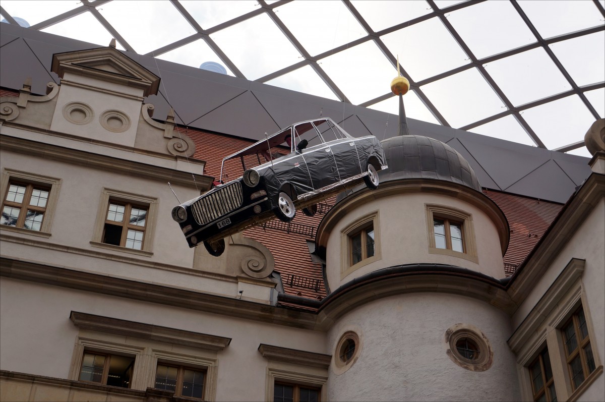 Dieses vollstndig aus Papier gefertigte Luxusauto hngt an der berdachung des Kleinen Schlosshofes und soll auf die Sonderausstellung  Supermarket of the Dead - Brandopfer und der Kult des globalisierten Konsums in China  aufmerksam machen; Dresden, 16.03.2015
