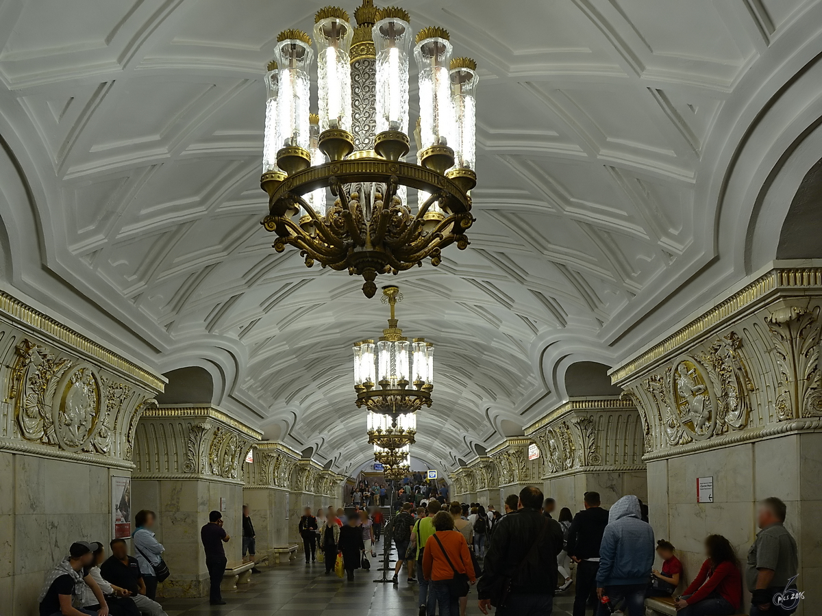 Diesmal etwas mehr Betrieb in der prachtvoll gestalteten Metrostation Prospekt Mira. (Moskau, Mai 2016)