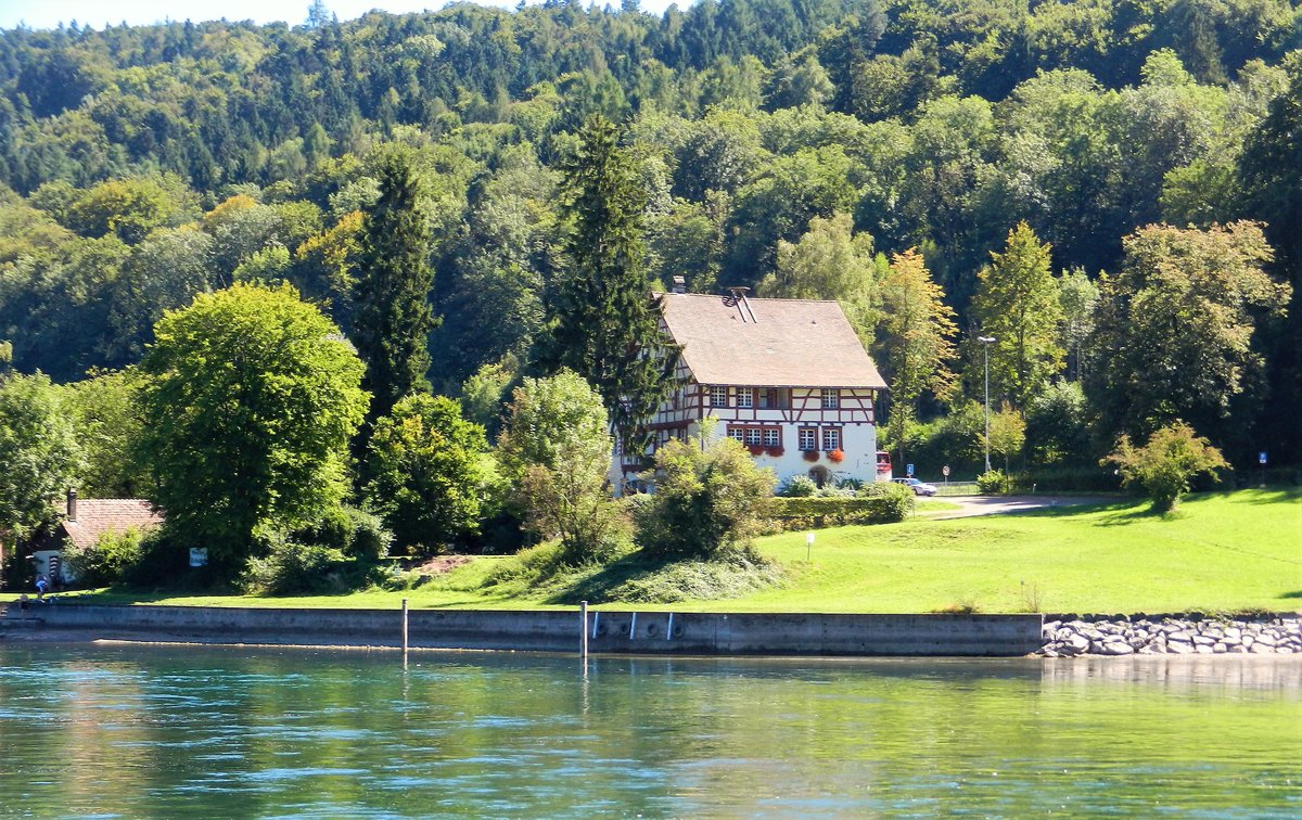 Diessenhofen, Gasthof Schupfen, direkt am Rheinufer. Seine bis ins Jahr 1455 zurckreichende Historie macht das schne Riegelhaus besonders - 03.09.2013