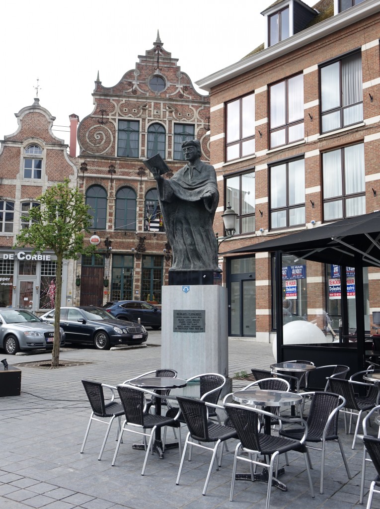 Diest, Denkmal fr Nikolas Clenardys am Grote Markt (26.04.2015)