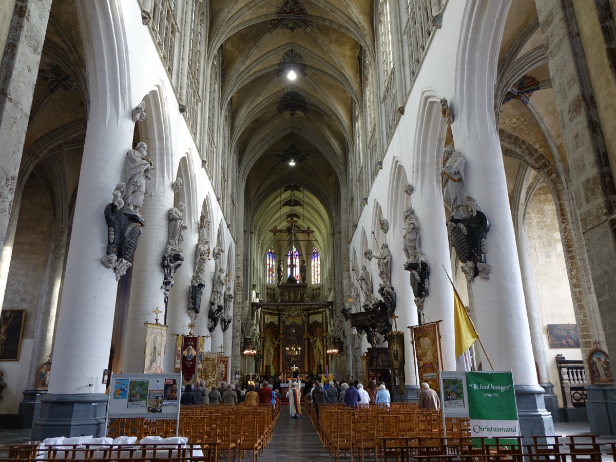 Diest, Mittelschiff der St. Sulpitius Kirche, sptgotisches Triumpfkreuz, barocke Kanzel (26.04.2015)