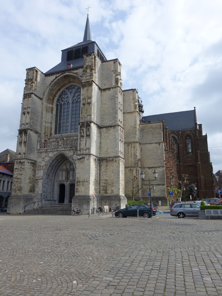 Diest, St. Sulpitius Kirche am Grote Markt, erbaut von 1417 bis 1534, Chor von 1320 (26.04.2015)