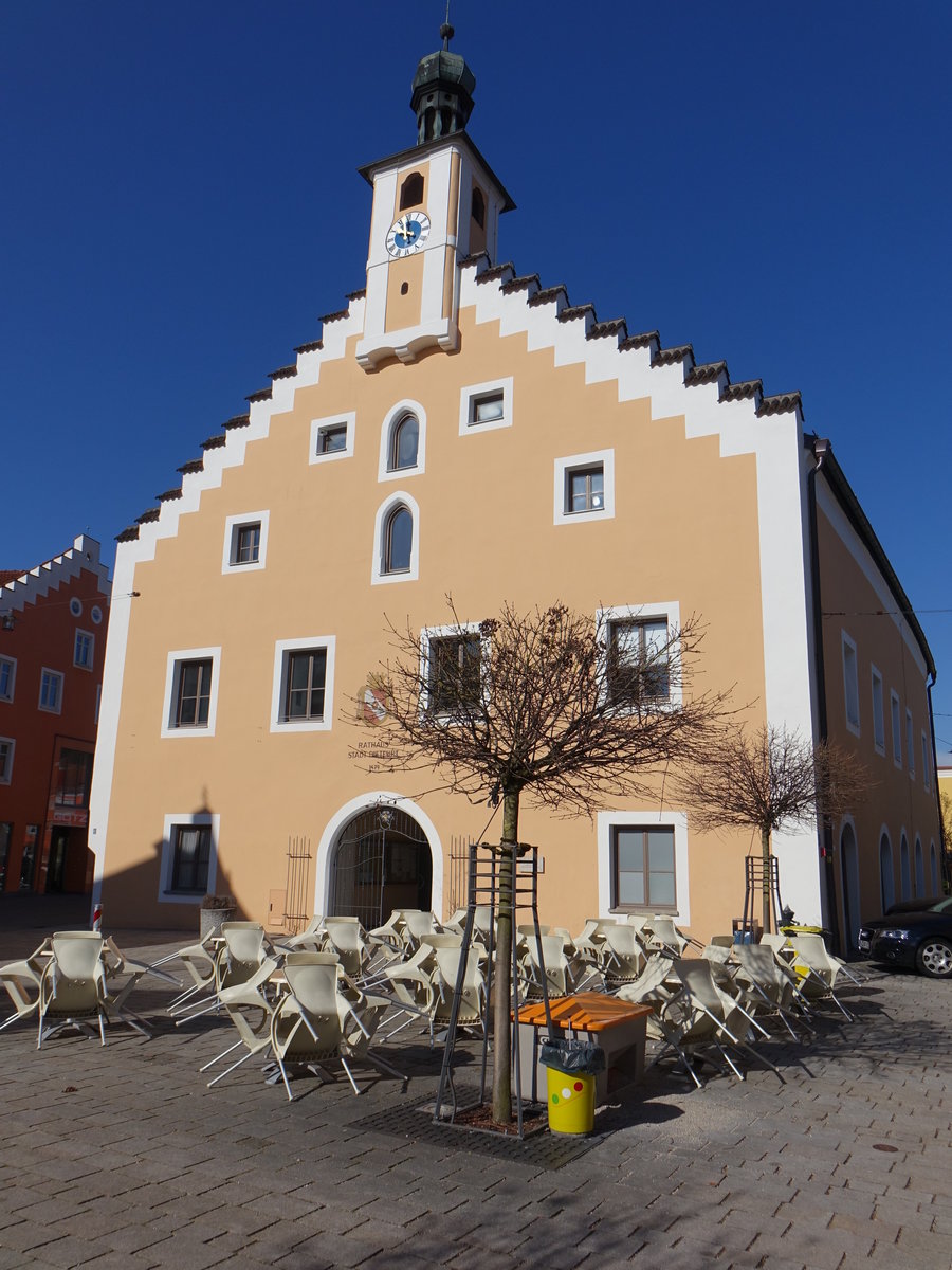 Dietfurt, altes Rathaus in der Hauptstrae, Freistehender zweigeschossiger Flachsatteldachbau mit Treppengiebeln und Glockentrmchen mit Zwiebelhaube, 17. Jahrhundert ber lterem Kern (12.03.2017)