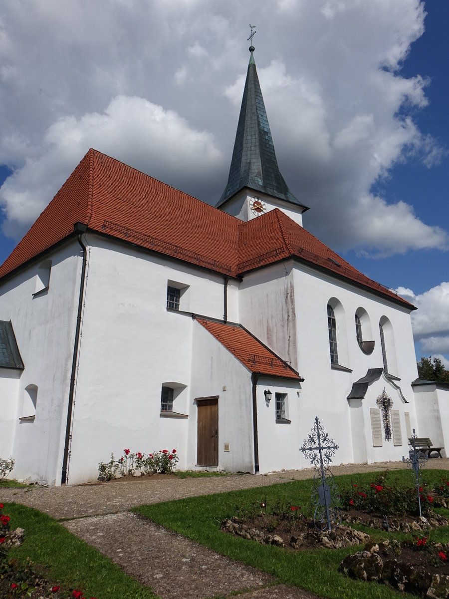 Dietkirchen, kath. Pfarrkirche St. Stephanus, Saalbau mit Chorflankenturm und polygonaler Apsis, Kirchturm von 1550, Langhaus umgestaltet im 18. Jahrhundert, von 1920 bis 1921 Anbau von Seitenkapellen durch Friedrich Haindl (20.08.2017)