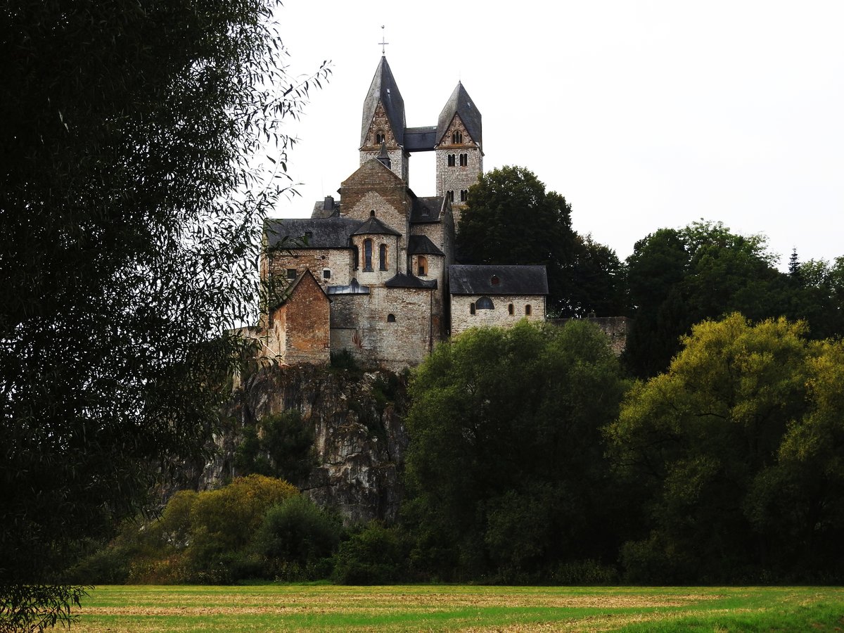 DIETKIRCHEN (LAHN) mit ST. LUBENTIUS-

nur wenige Kilometer flussaufwrts von LIMBURG mit seinem berhmten Dom liegt
Dietkirchen mit der Pfarrkirche St. Lubentius,ebenfalls auf einem Felsen ber
der Lahn-sozusagen als  Mutterkirche  des Lahn-/Westerwaldgebietes erscheint sie
wie aus dem Felsen herausgewachsen,hier am 3.9.2016.

