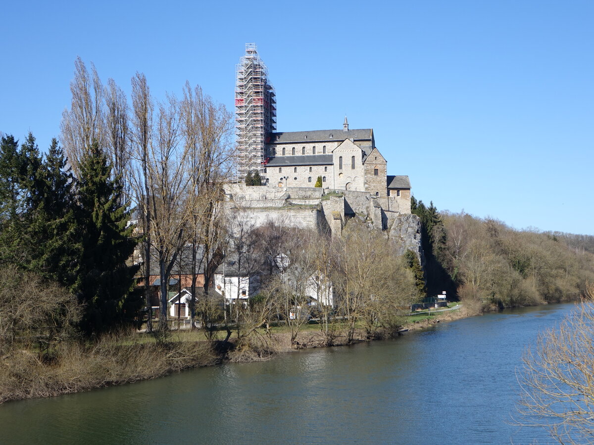 Dietkirchen, Pfarrkirche St. Lubentius, romanische Basilika mit Querhaus, erbaut im 11. Jahrhundert (19.03.2022)