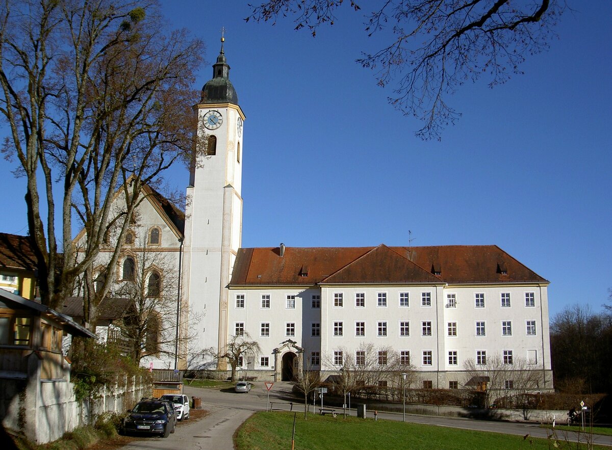 Dietramszell, ehem. Augustinerchorherrenstift am Klosterplatz, gegrndet 1098, heute Kloster der Salesianerinnen (23.11.2003)
