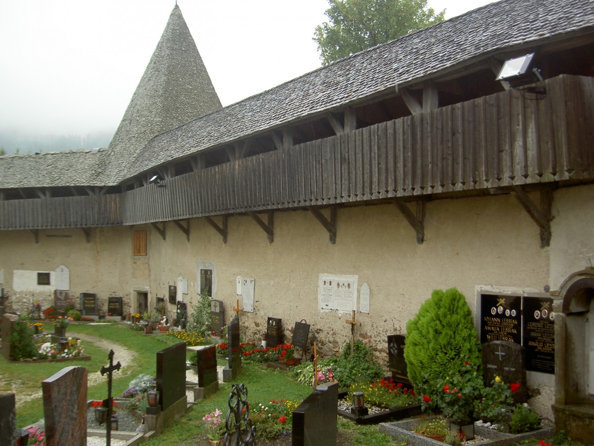 Diex, 5 Meter hohe Wehrmauer um die Pfarrkirche (19.08.2013)