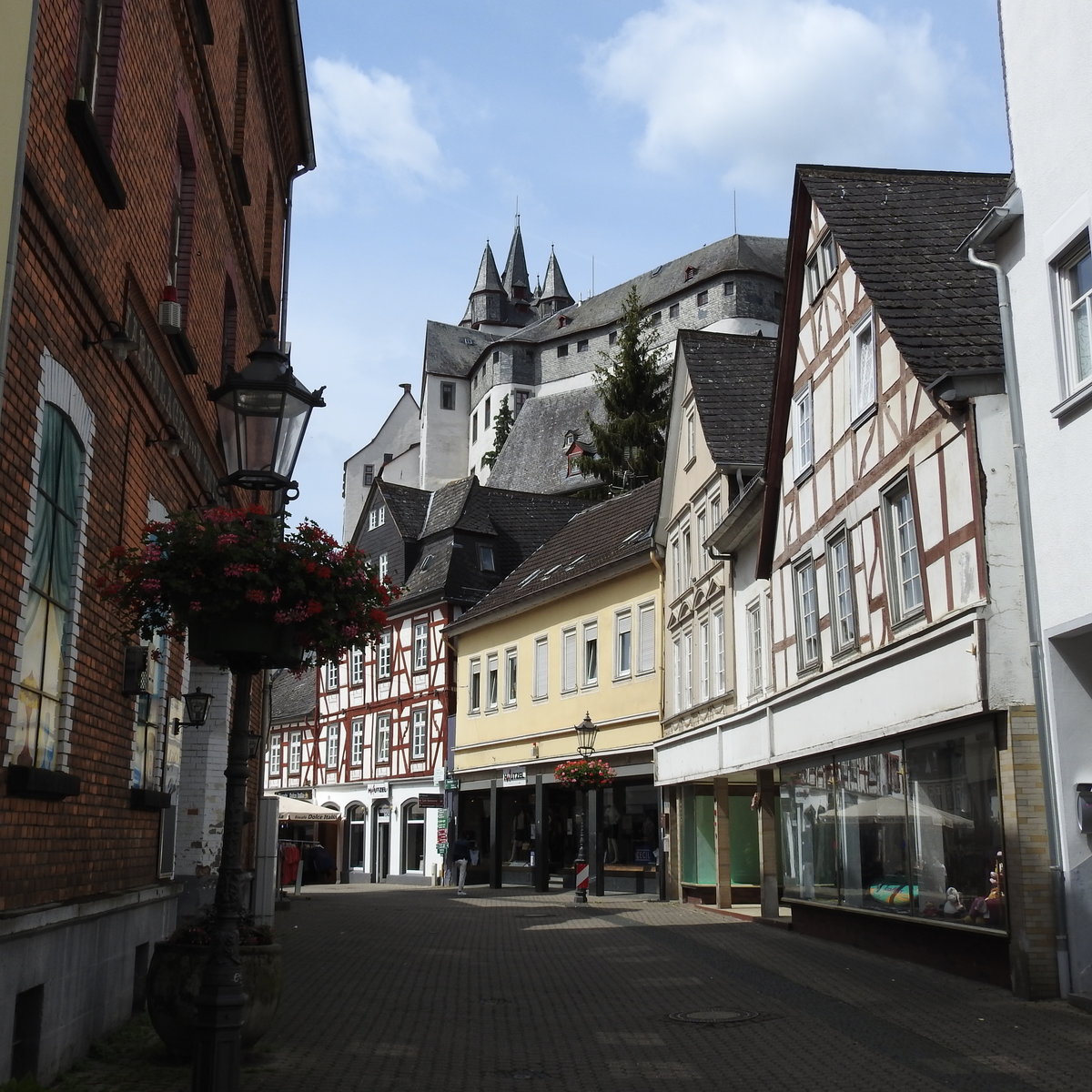 DIEZ/LAHN-INNENSTADT MIT GRAFENSCHLOSS
Mitten in der Innenstadt der alten Residenzstadt der Frsten von NASSAU-DIEZ und NASSAU-ORANIEN
berragt das Grafenschloss auf einem mchtigen Felsen als Wahrzeichen
die wunderschne Stadt an der LAHN,hier am 8.6.2017...