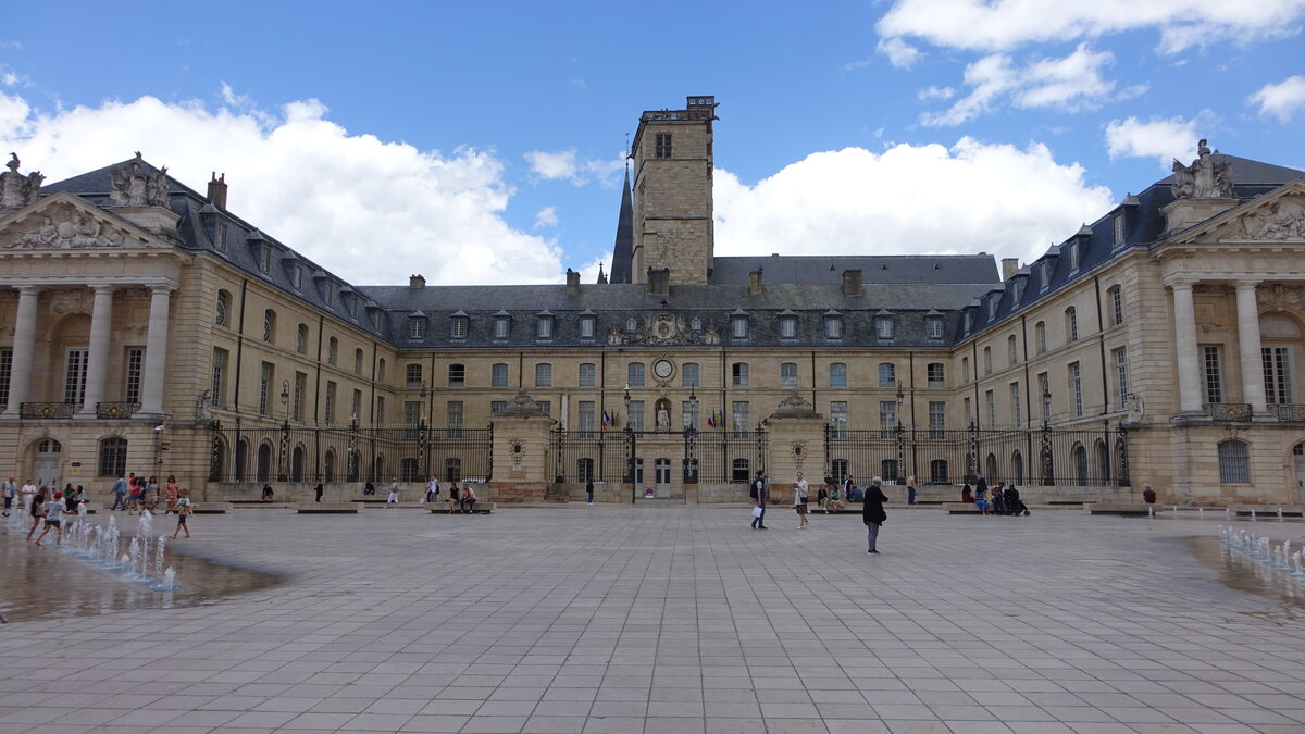 Dijon, Herzogspalast am Place de la Liberation, erbaut ab 1364 unter Herzog Philipps des Khnen, heute Rathaus und Kunsthochschule (01.07.2022)