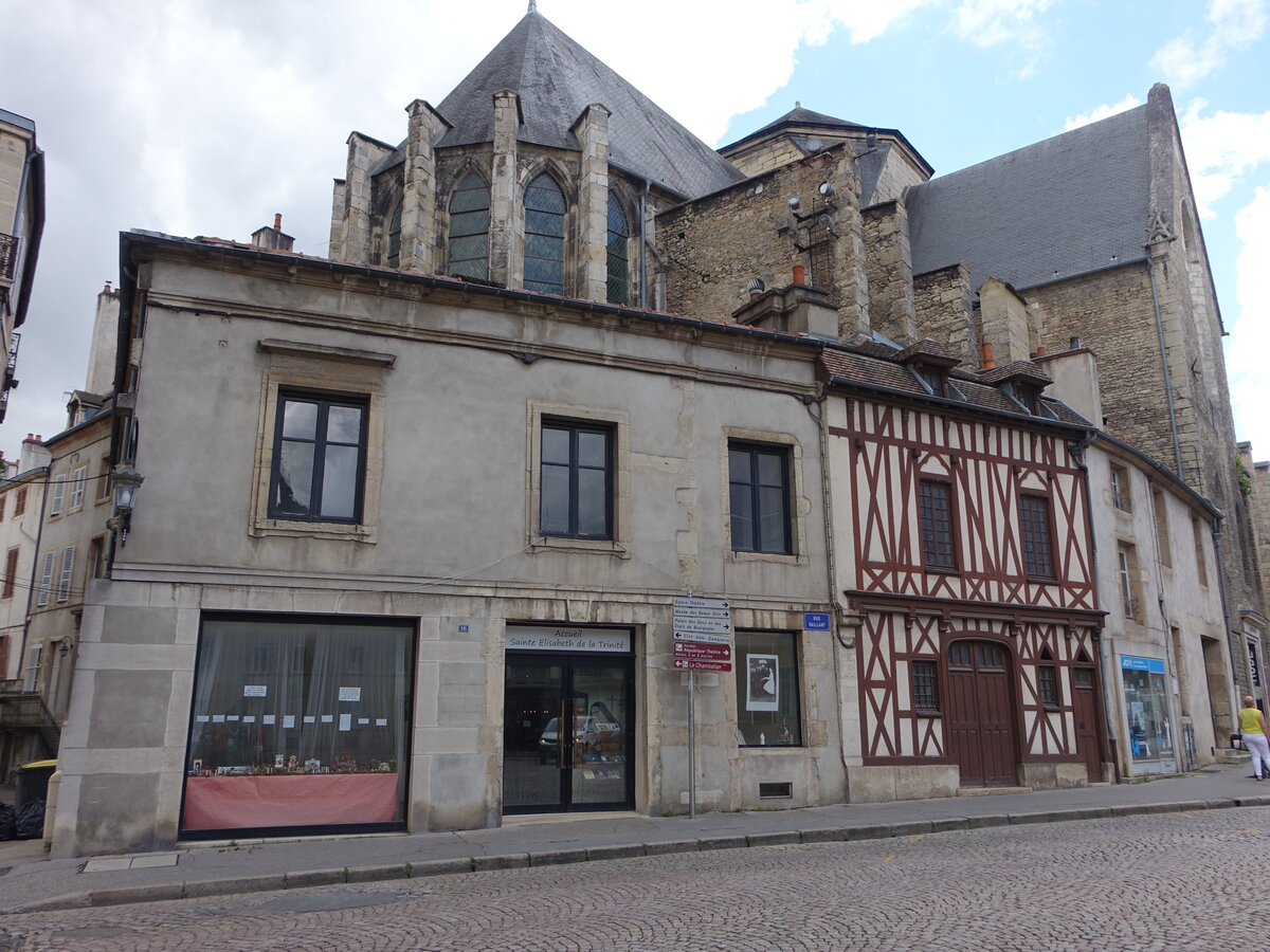 Dijon, historische Huser am Place Saint Michel (01.07.2022)