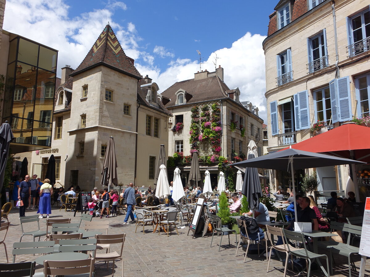 Dijon, historische Häuser am Place Francois Rude (01.07.2022)