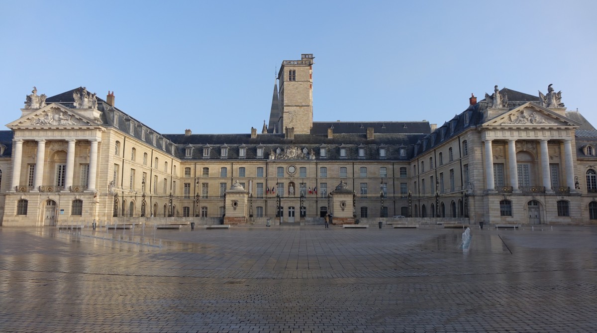 Dijon, Palais des Ducs, Palast der Herzge von Burgund, erbaut ab dem 17. Jahrhundert, Turm Tour Philippe le Bon aus dem 15. Jahrhundert, heute Rathaus und Museum der schnen Knste (01.11.2015)