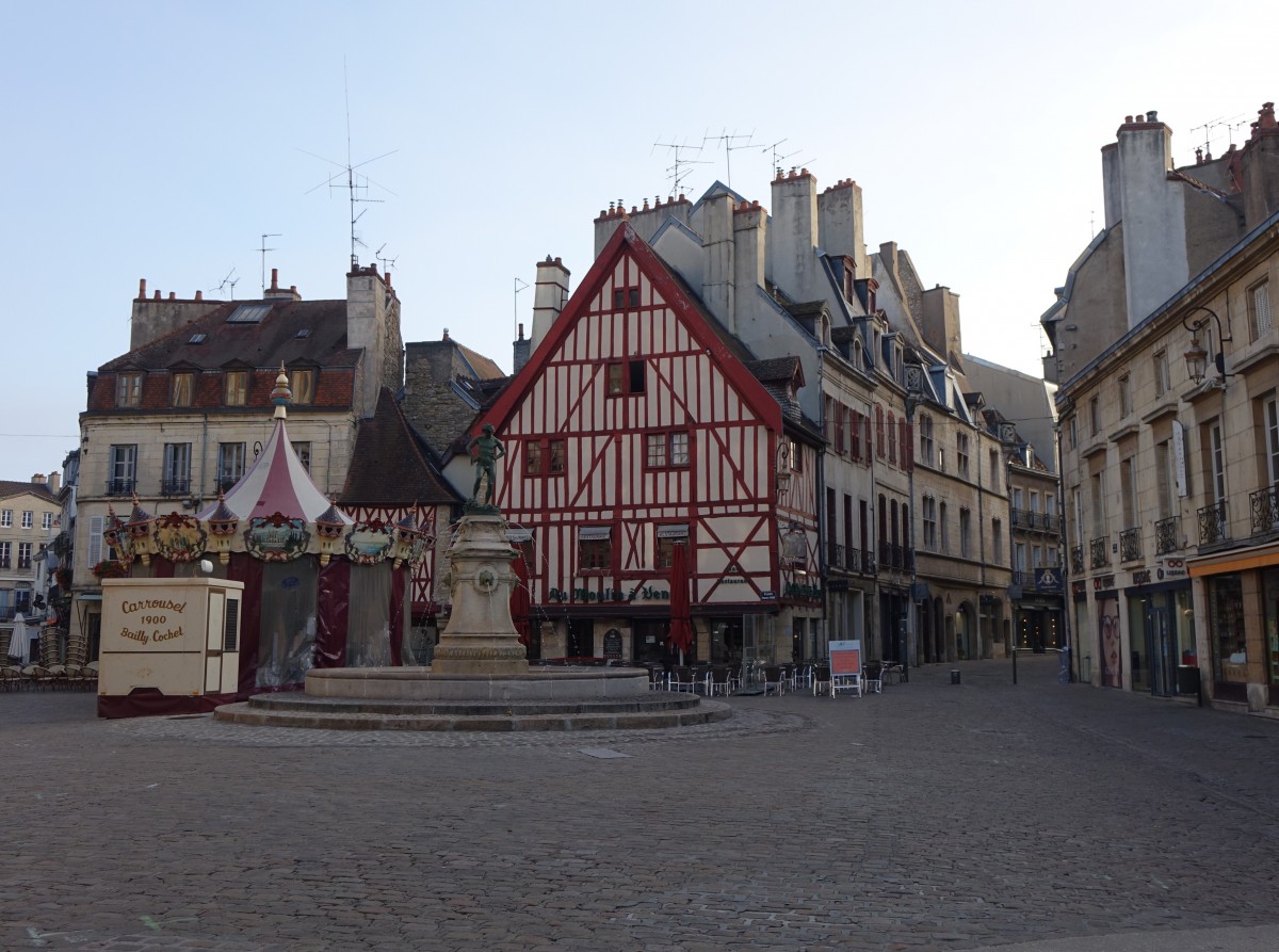 Dijon, Place Francois Rude mit Fontaine du Bareuzai (01.11.2015)