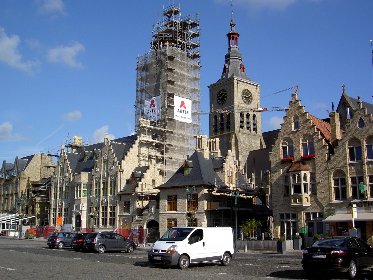 Diksmuide, Rathaus mit Belfried und St. Niklaas Kirche aus dem 14. Jahrhundert (02.07.2014)