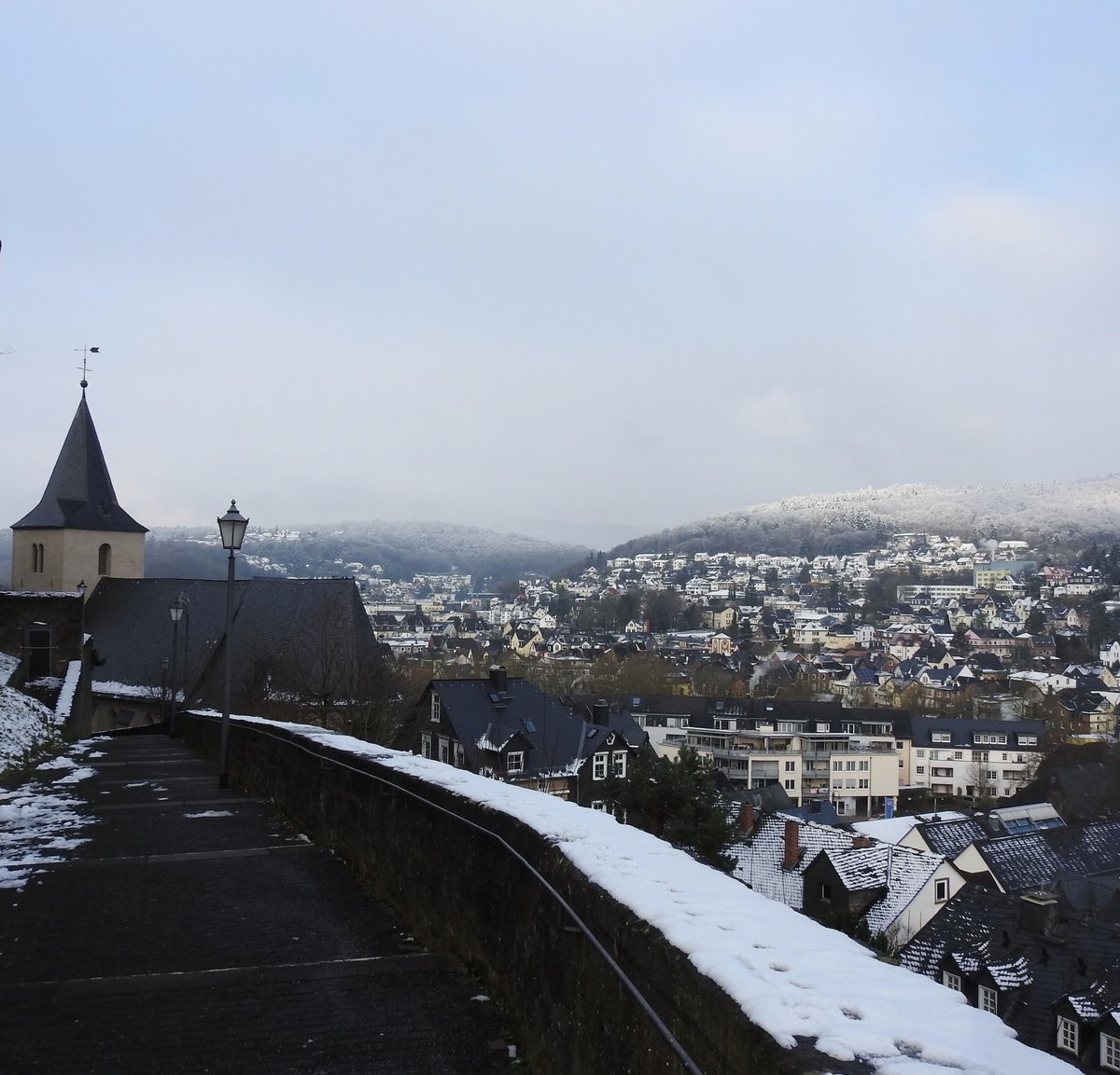 DILLENBURG MIT SCHLOSSKIRCHE/EV. STADTKIRCHE
Vom Schlossberg geht am 2.12.2017 der Blick ber die ab 1490 am Steilhang des Dillenberges ber der
Grablege der Ahnen des Niederlndischen Knigshauses errichtete EV. STADTKIRCHE....
Zahlreiche Mitglieder des Hauses NASSAU sind hier beigesetzt....