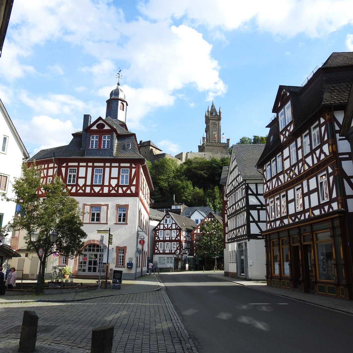 DILLENBURGER FACHWERK
Wunderschnes Fachwerk-Ensemble mit dem alten Rathaus links und dem WILHELMSTURM,dem Wahrzeichen
der Oranierstadt im Hintergrund- am 1.9.2017....