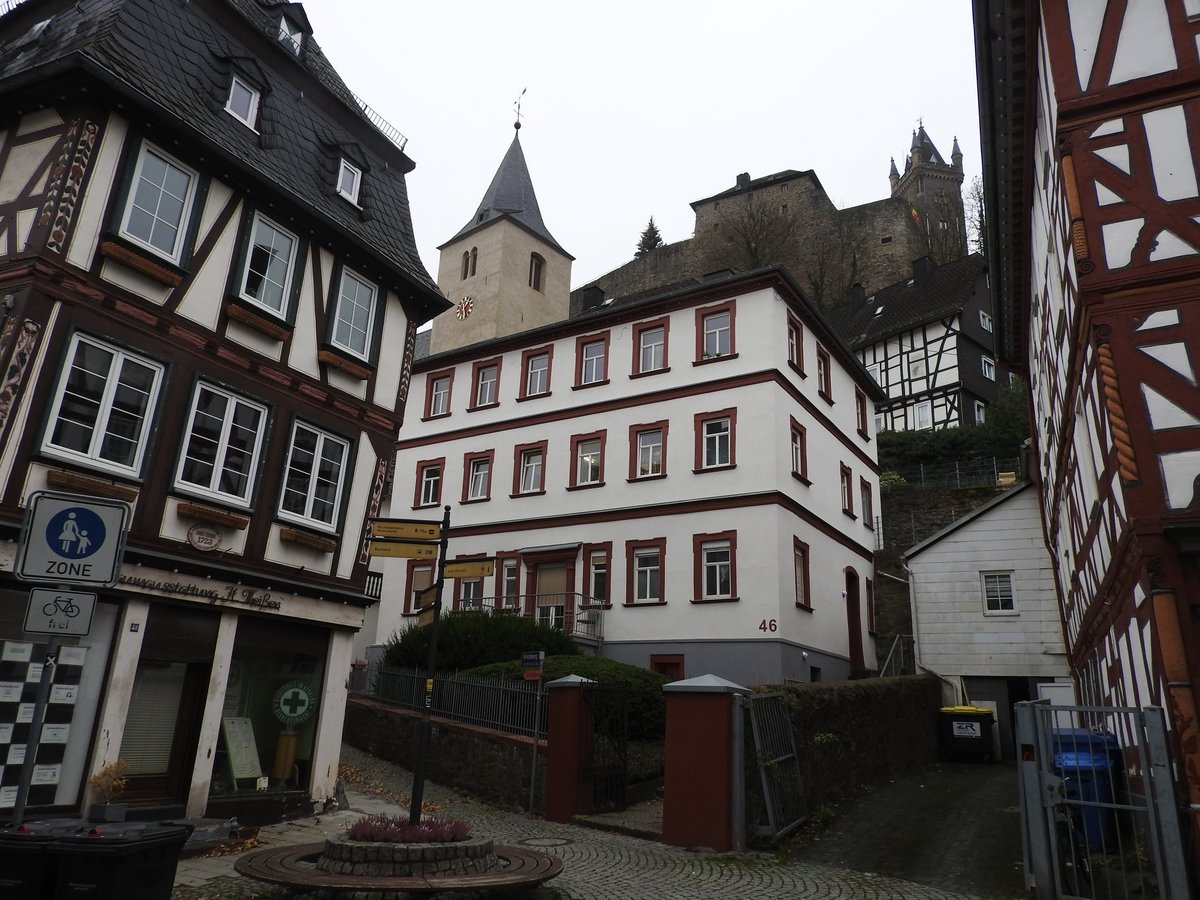 DILLENBURG/HESSEN-ALTSTADTWINKEL

Schner Altstadtwinkel im hessischen DILLENBURG,der ORANIENSTADT,mit dem WILHELMSTURM
und dem Turm der EV. SCHLOSSKIRCHE....am 21.11.2018