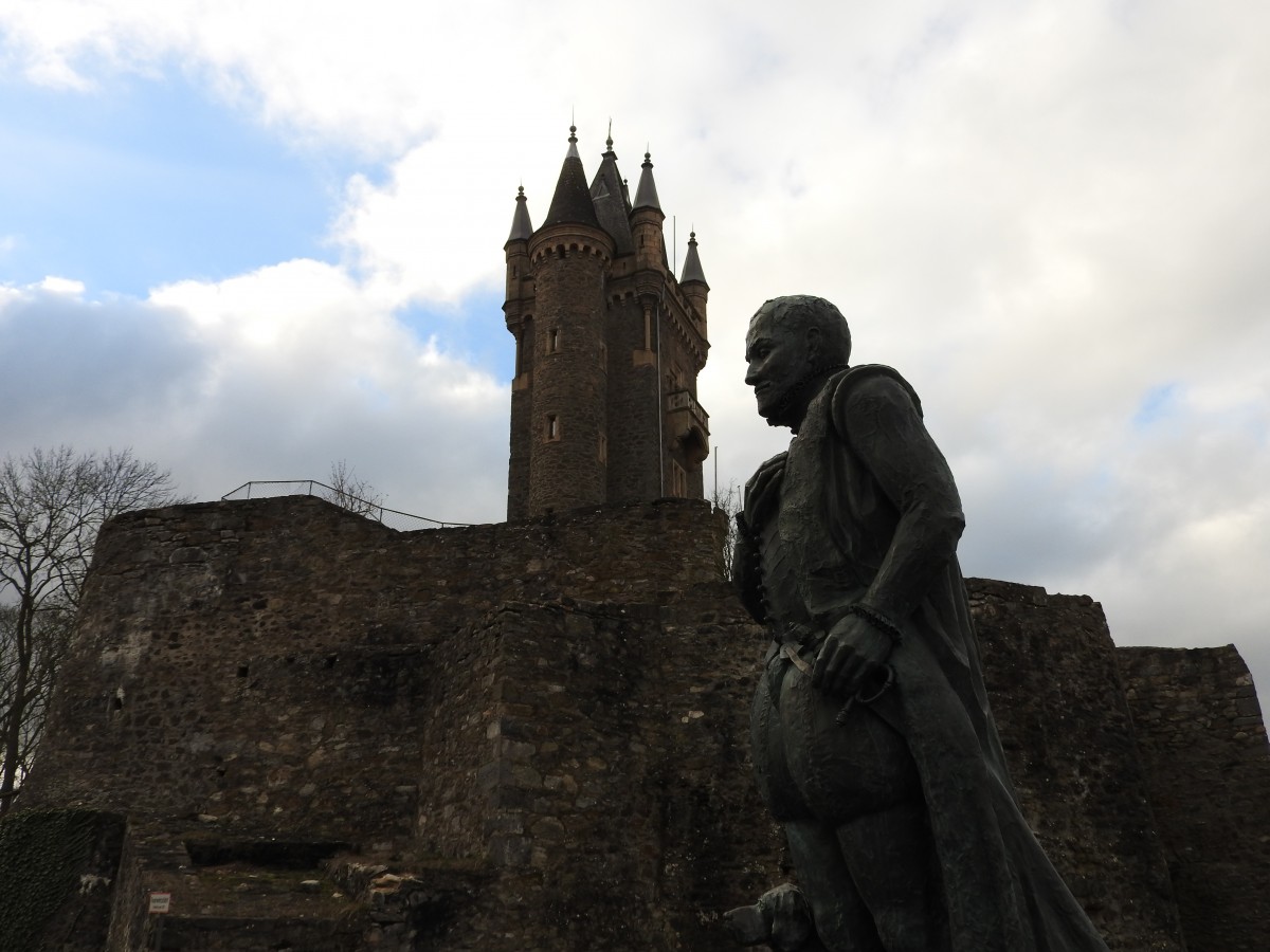 DILLENBURG/HESSEN mit dem WILHELMSTURM und der Denkmalsstatue von WILHELM I.,Prinz
von Oranien (geb. 1533 in Dillenburg-gest. 1584 in Delft).Als Ursprungsort der
Oranier fr viele Niederlnder auf ihrer Urlaubsfahrt auf der A45,die direkt an
der Stadt vorbeifhrt,Grund fr einen Besuch des hessischen Kleinstdtchens,
hier am 12.2.2016.