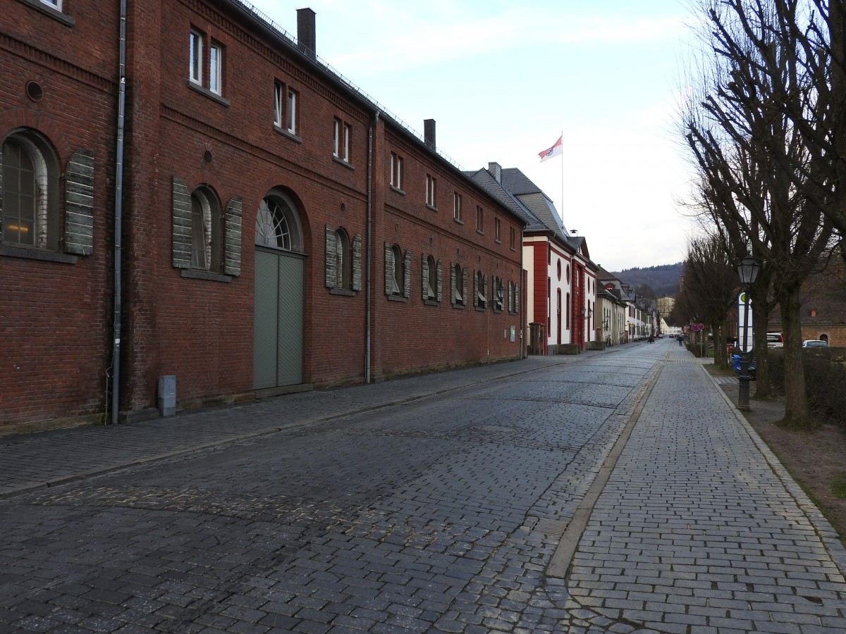 DILLENBURG//Hessen mit den Pferdestllen des Hessischen Landgestts in der
Wilhelmstrasse.Wenn die Strae mal kurz autofrei ist,wie hier am 12.2.2016,
fhlt man sich um Jahrhunderte zurckversetzt,und ein kurzer Besuch in den Stllen mit dem leisen Schnauben und Wiehern der Pferde und dem Zwitschern der Schwalben,
die sich dort unter den Dchern einquartiert haben,ist einfach traumhaft...