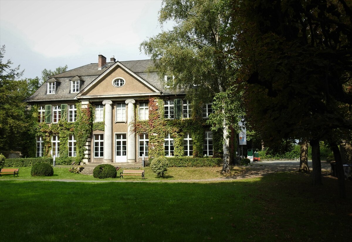 DILLENBURG/HESSEN-VILLA GRN
Direkt unterhalb des Wilhelmsturms liegt im Park die Villa Grn,1914/15 vom Gruben-und Httenbesitzer CARL GRN im neoklassizistischen Stil erbaut...
heute als Museum der Wirtschaftsgeschichte des DILLGEBIETES......am 18.9.2021