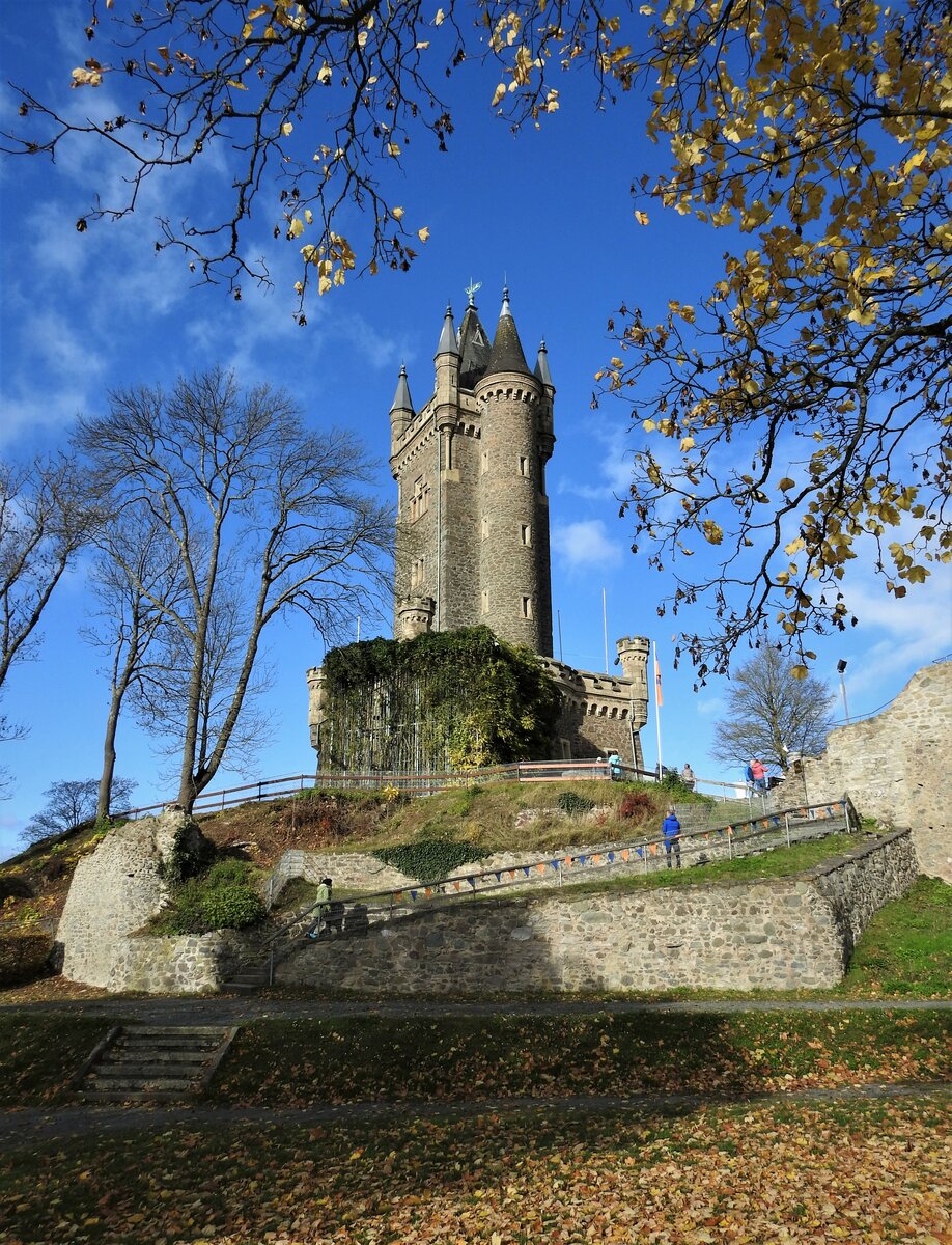 DILLENBURG/HESSEN-WILHELMSTURM IM HERBST
Am 1.11.21 zog es bei herrlichem Herbstwetter noch einmal zahlreiche Besucher zum hoch ber der Stadt gelegenen Wilhelmsturm,ca. 37 Meter hoch und nach
Wilhelm I. von Oranien benannt....