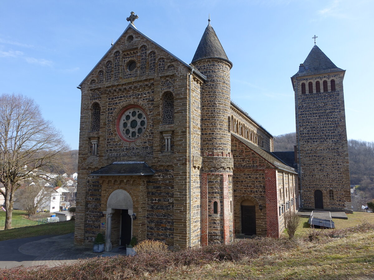 Dillhausen, Pfarrkirche St. Laurentius, neuromanische Basilika erbaut von 1893 bis 1904 (13.03.2022)