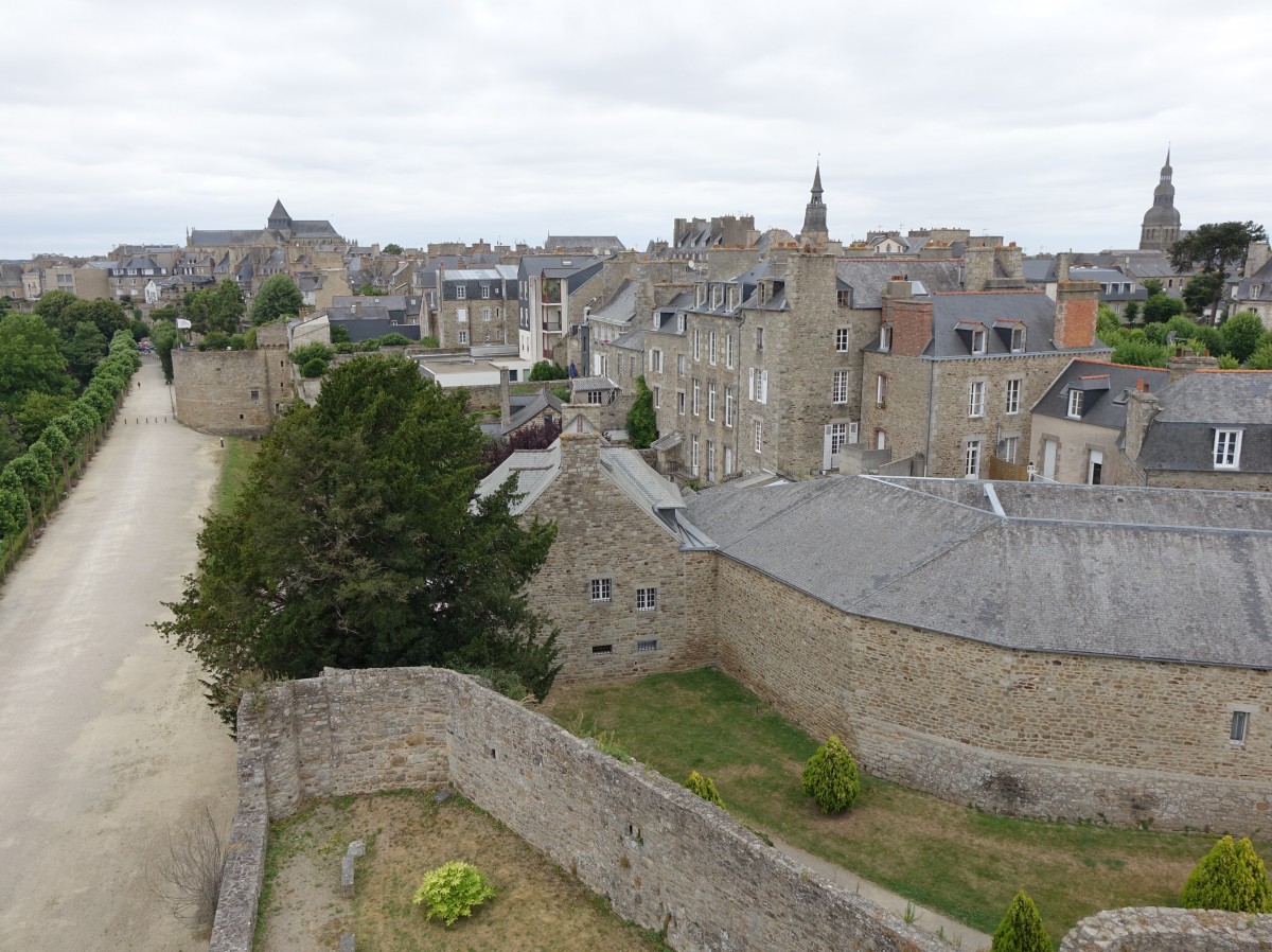 Dinan, Aussicht auf die Altstadt mit Jardin du Val Cocherel (13.07.2015)