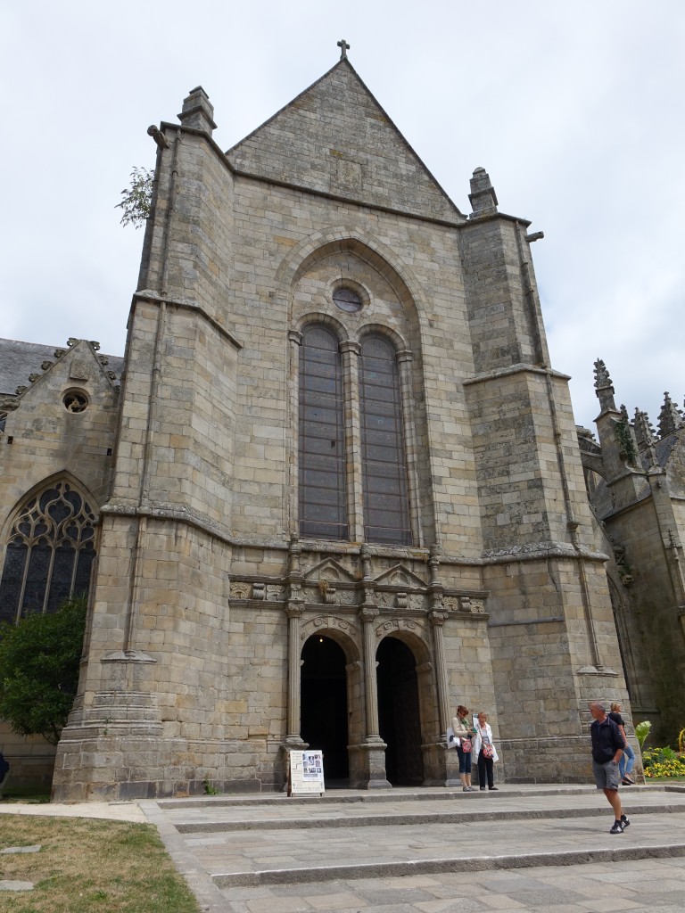Dinan, St. Malo Kirche, erbaut im 15. Jahrhundert, Glockenturm im Querschiff (13.07.2015)