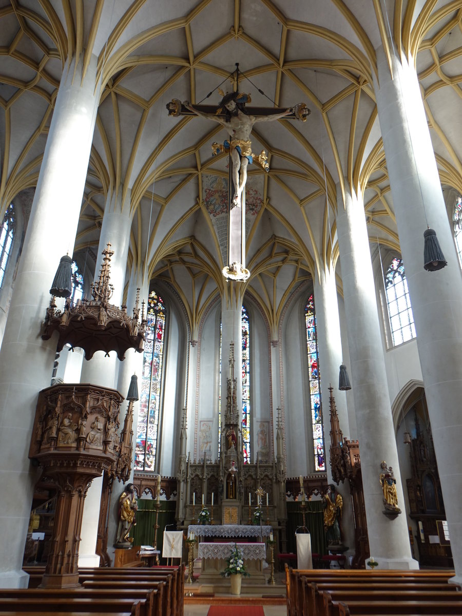 Dingolfing, Altar und Kanzel in der St. Johannes Kirche, kolossaler Herrgot von 1522, Hochaltar von Prof. Seder 1883, Chorgesthl von Ludwig Mutter, Chorglasfenster 
von Franz Xaver Zettler (21.11.2016)