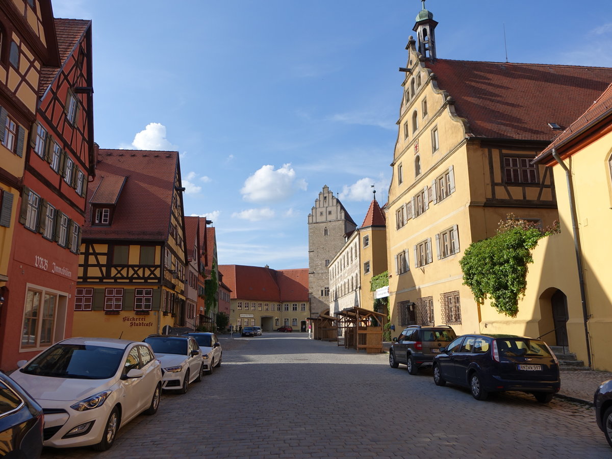 Dinkelsbhl, Dr. Martin Luther Strae mit Rothenburger Tor (21.05.2018)