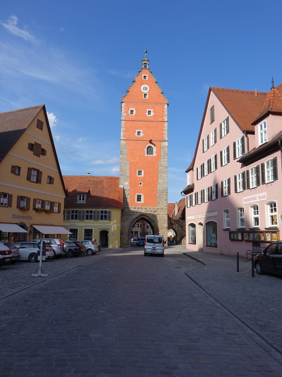 Dinkelsbhl, Wrnitztor am Altrathausplatz, stliches Stadttor, Torturm teilweise aus staufischen Quadern, teilweise verputzt, mit Satteldach und Spitzbogentor, erbaut 1230 (21.05.2018)