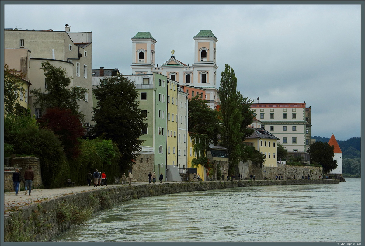 Direkt am Innkai liegt die Kirche St. Michael, welche als Studienkirche des dahinter gelegenen Gymnasiums Leopoldinum dient. Ganz rechts ist der Schaiblingsturm erkennbar. (Passau, 10.09.2017)