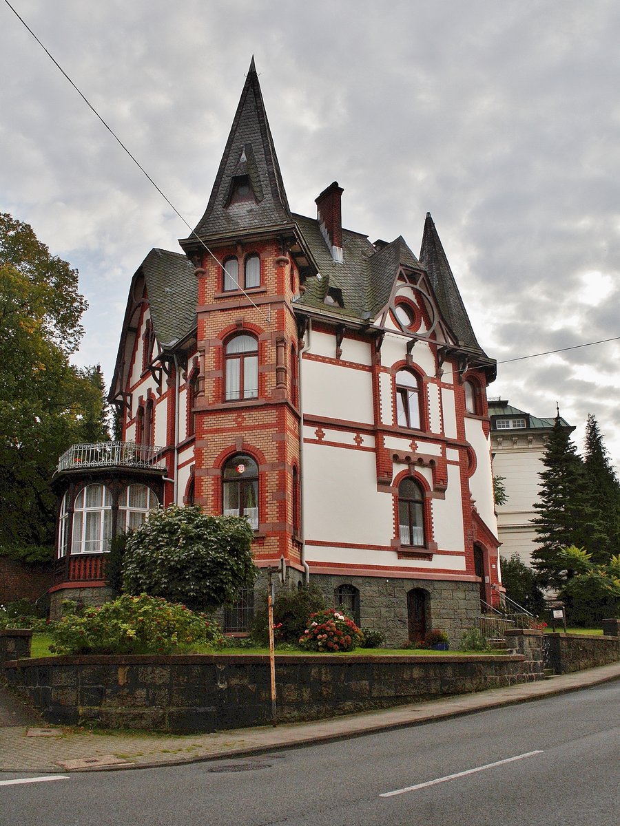 Direkt an den Barmer-Anlagen (zweit grte private und ffentlich zugngliche Park-Anlage Deutschlands von 1864) gelegene, alte Villa in Wuppertal-Barmen. 16.09.2011