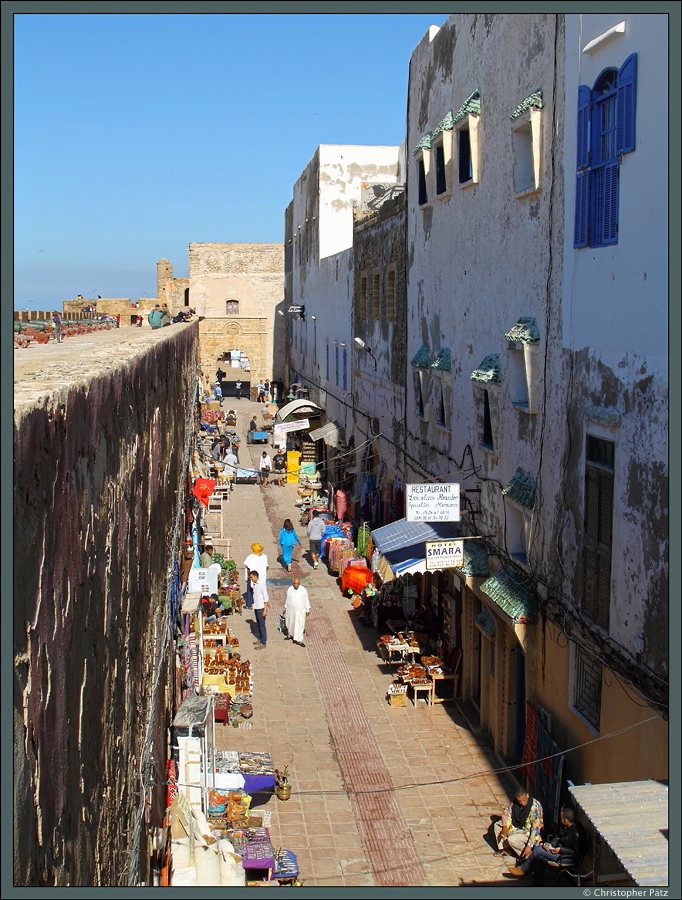 Direkt an der Festungsmauer der Scala de la Kasbah befindet sich der Souk von Essaouira. (21.11.2015)