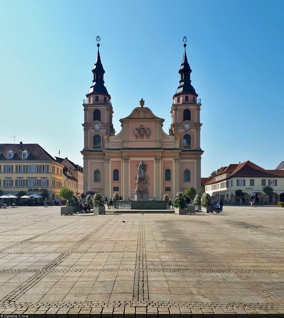 Direkt gegenber der Katholischen Kirche befindet sich in Ludwigsburg die Evangelische Stadtkirche. Dazwischen liegt der Marktplatz.

🕓 21.9.2020 | 14:36 Uhr