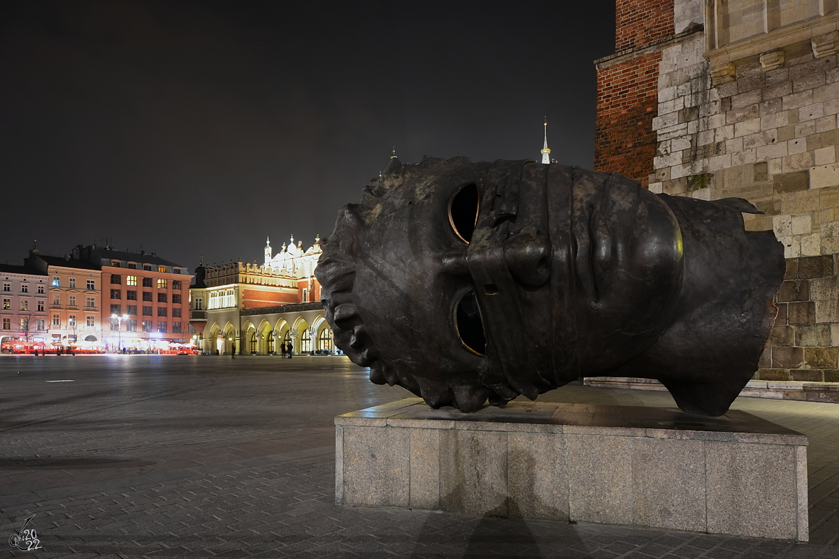 Direkt neben dem Rathaus-Turm auf dem Hauptmarkt Krakau ist diese Skulptur von Eros Bendato zu finden. (Mrz 2014)