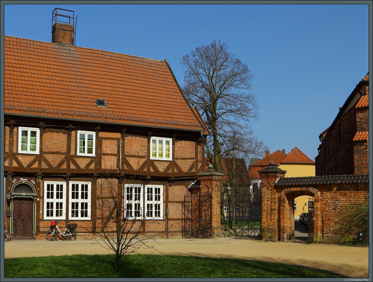 Direkt neben der St.-Marien-Kirche zu Salzwedel befindet sich das Marstallgebude aus dem Jahr 1577. (Salzwedel, 09.04.2018)