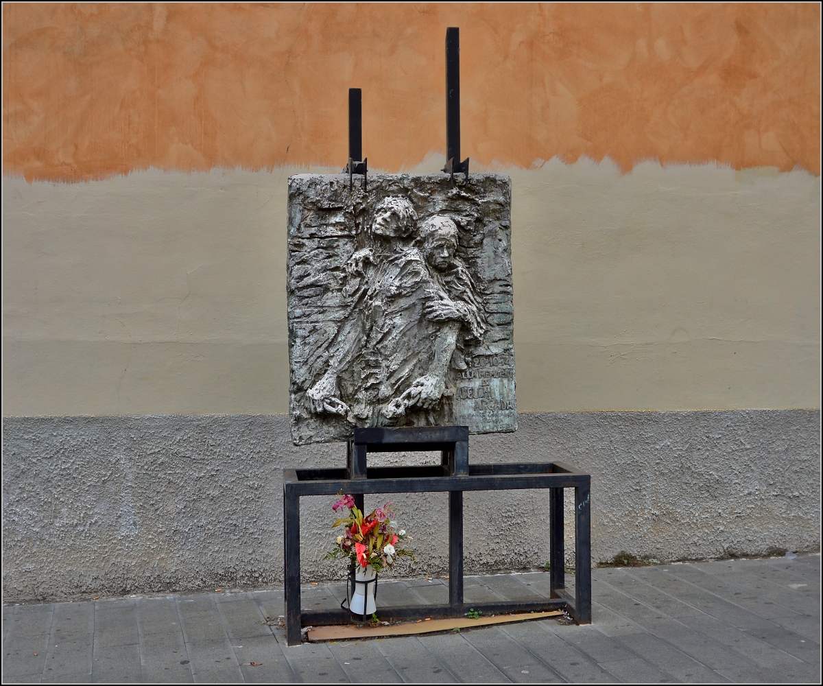 Direkt vor einer Kirche im Zentrum befindet sich diese Gedenktafel. Fast wie bei Don Camillo und Pepone erinnert sie an den  militanten Kommunisten Adelchi Argada , der hier 1978 whrend der bleiernen Zeit Italiens umgebracht wurde. Die Gegenstze hier am Ende doch vereint. Sommer 2013.